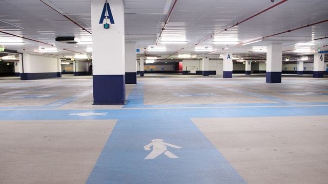 Die Fußgängerwege im Parkhaus an der Mall of Berlin sind blau gekennzeichnet.