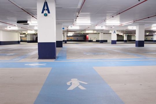 Die Fußgängerwege im Parkhaus an der Mall of Berlin sind blau gekennzeichnet.