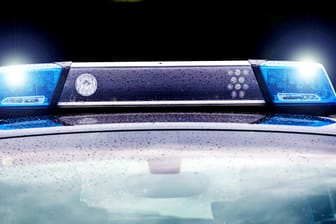 Einsatzfahrzeug der Polizei mit Blaulicht (Symbolbild): Der Schaden des Unfalls beträgt etwa 25.000 Euro.