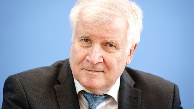 Bundesinnenminister Horst Seehofer stellt in der Bundespressekonferenz die Fallzahlen politisch motivierter Kriminalität für das Jahr 2020 vor. Bundesinnenminister Horst Seehofer stellt in der Bundespressekonferenz die Fallzahlen politisch motivierter Kriminalität für das Jahr 2020 vor.