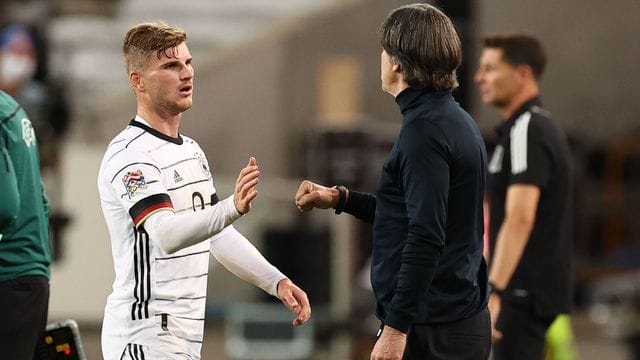 Bundestrainer Joachim Löw (r) kann auf einen breiten Kader bei der EM bauen. Bundestrainer Joachim Löw (r) kann auf einen breiten Kader bei der EM bauen.