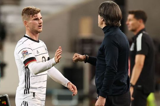 Bundestrainer Joachim Löw (r) kann auf einen breiten Kader bei der EM bauen.
