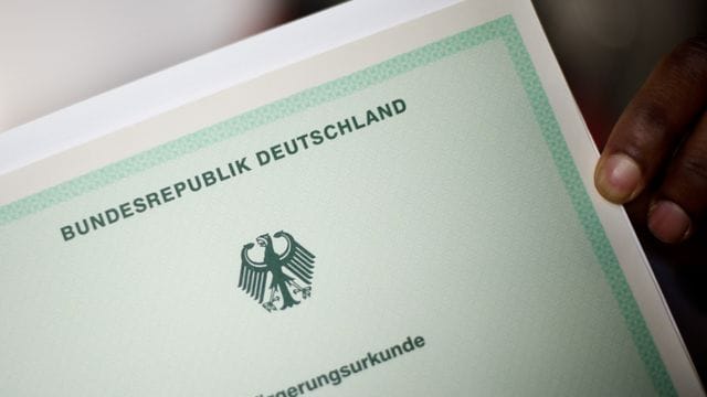 Der Sachverständigenrat für Integration und Migration (SVR) hat Bund und Ländern empfohlen, die praktischen Hürden für die Einbürgerung zu senken. Der Sachverständigenrat für Integration und Migration (SVR) hat Bund und Ländern empfohlen, die praktischen Hürden für die Einbürgerung zu senken.