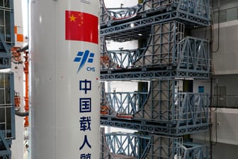 Die Rakete vor ihrem Start im chinesischen Wenchang: Jetzt warnen Raumfahrtexperten vor einem "unkontrollierten" Wiedereintritt des 20 Tonnen schweren Teils in die Erdatmosphäre.