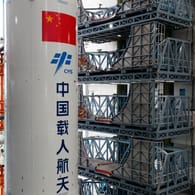Die Rakete vor ihrem Start im chinesischen Wenchang: Jetzt warnen Raumfahrtexperten vor einem "unkontrollierten" Wiedereintritt des 20 Tonnen schweren Teils in die Erdatmosphäre.