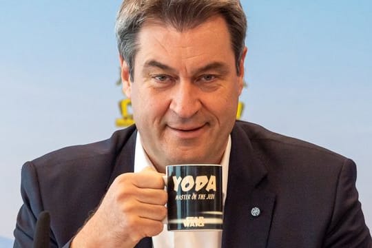 Markus Söder (CSU), Ministerpräsident von Bayern, vor Beginn der Sitzung des bayerischen Kabinetts, die als Videokonferenz geführt wird.