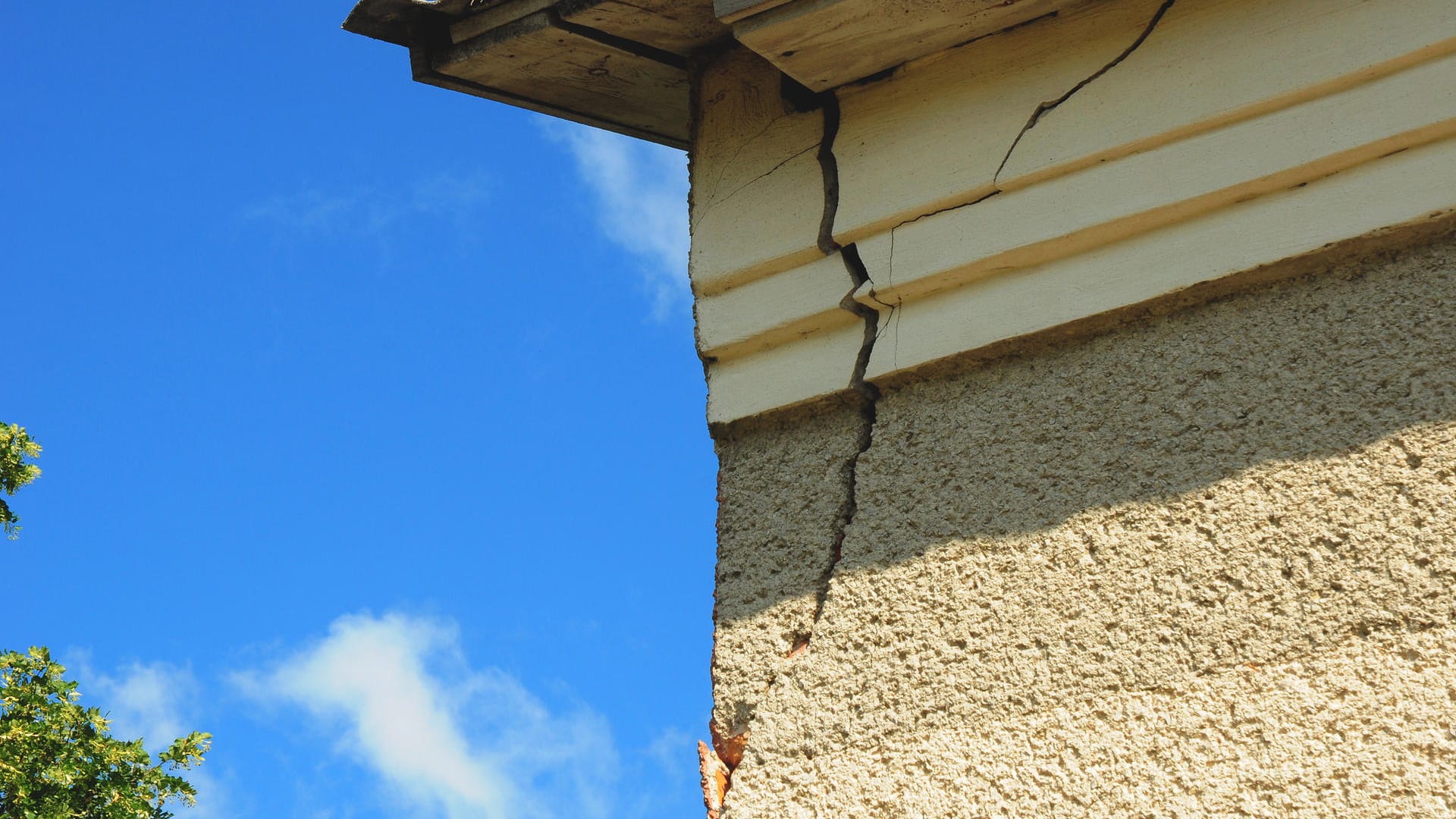 Riss in der Fassade: Baumängel zeigen sich oft erst, wenn es zu spät ist.