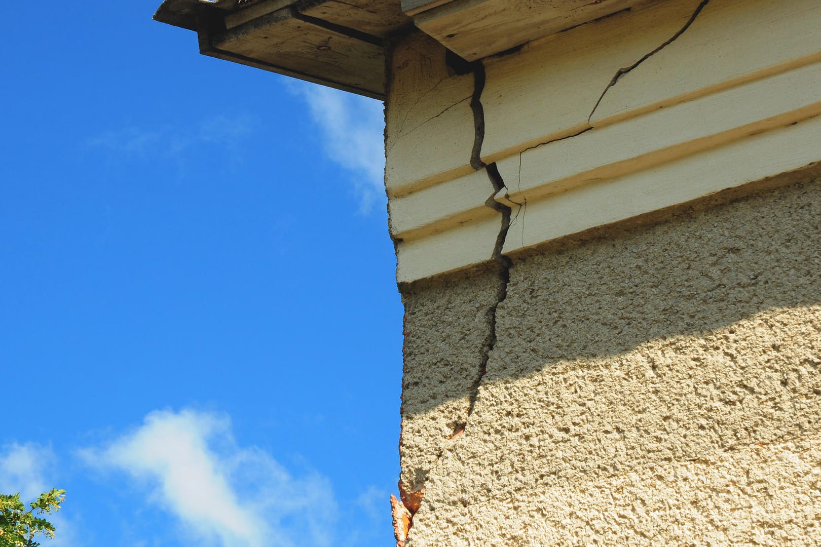 Riss in der Fassade: Baumängel zeigen sich oft erst, wenn es zu spät ist.