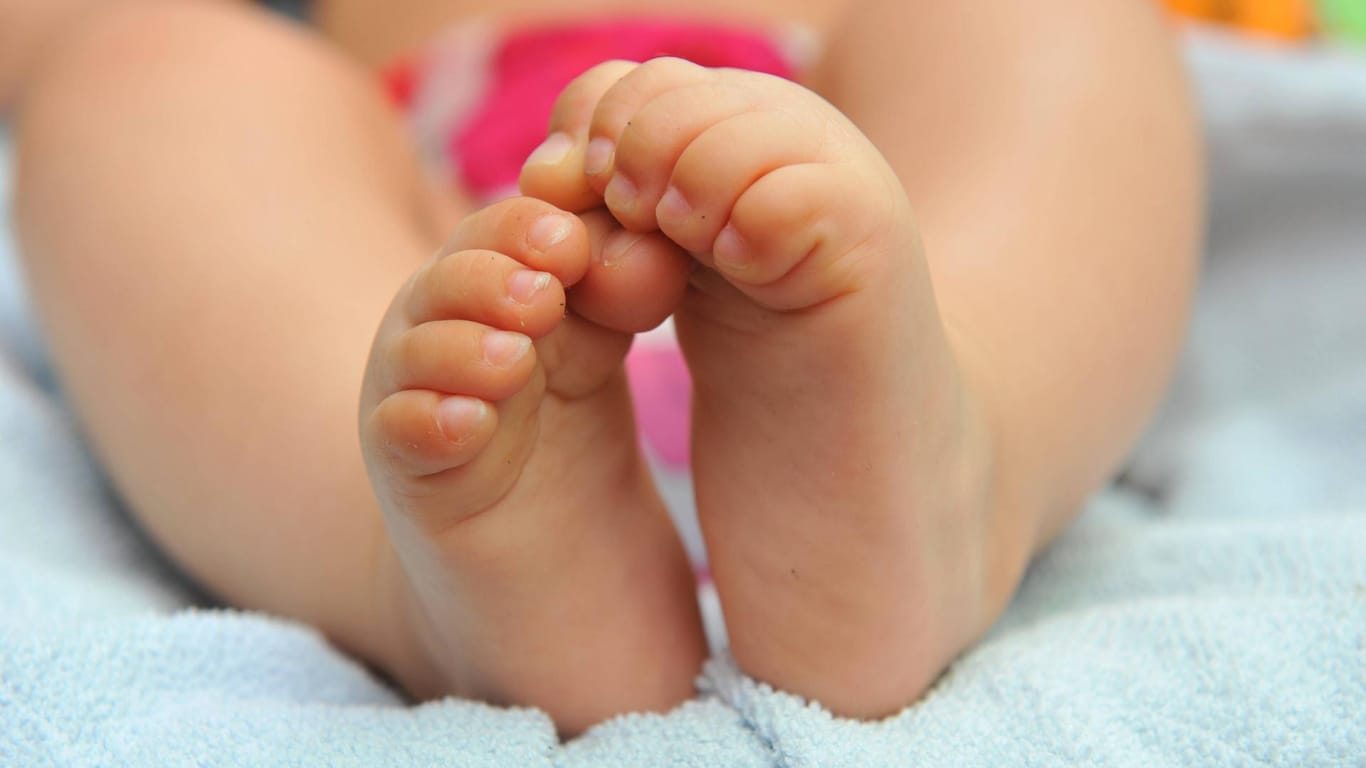 Babyfüße (Symbolbild): Ein Transmann hat in Spanien ein Kind geboren.