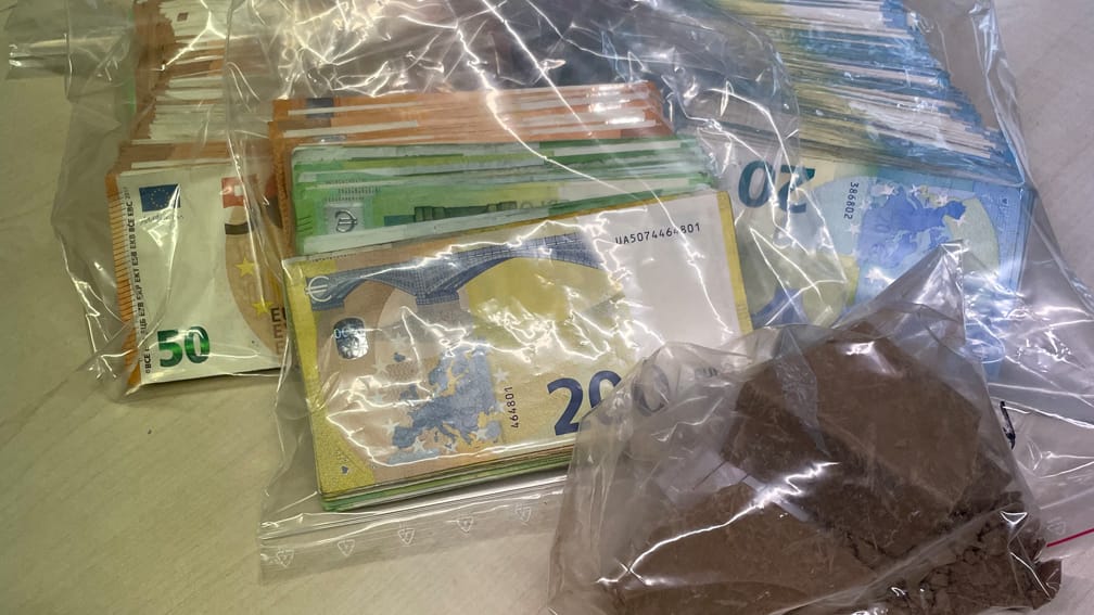 Rund 50.000 Euro Bargeld und Drogen wurden sichergestellt: Die Polizei Köln konnte Mitglieder einer Drogendealer-Bande festnehmen. Rund 50.000 Euro Bargeld und Drogen wurden sichergestellt: Die Polizei Köln konnte Mitglieder einer Drogendealer-Bande festnehmen.
