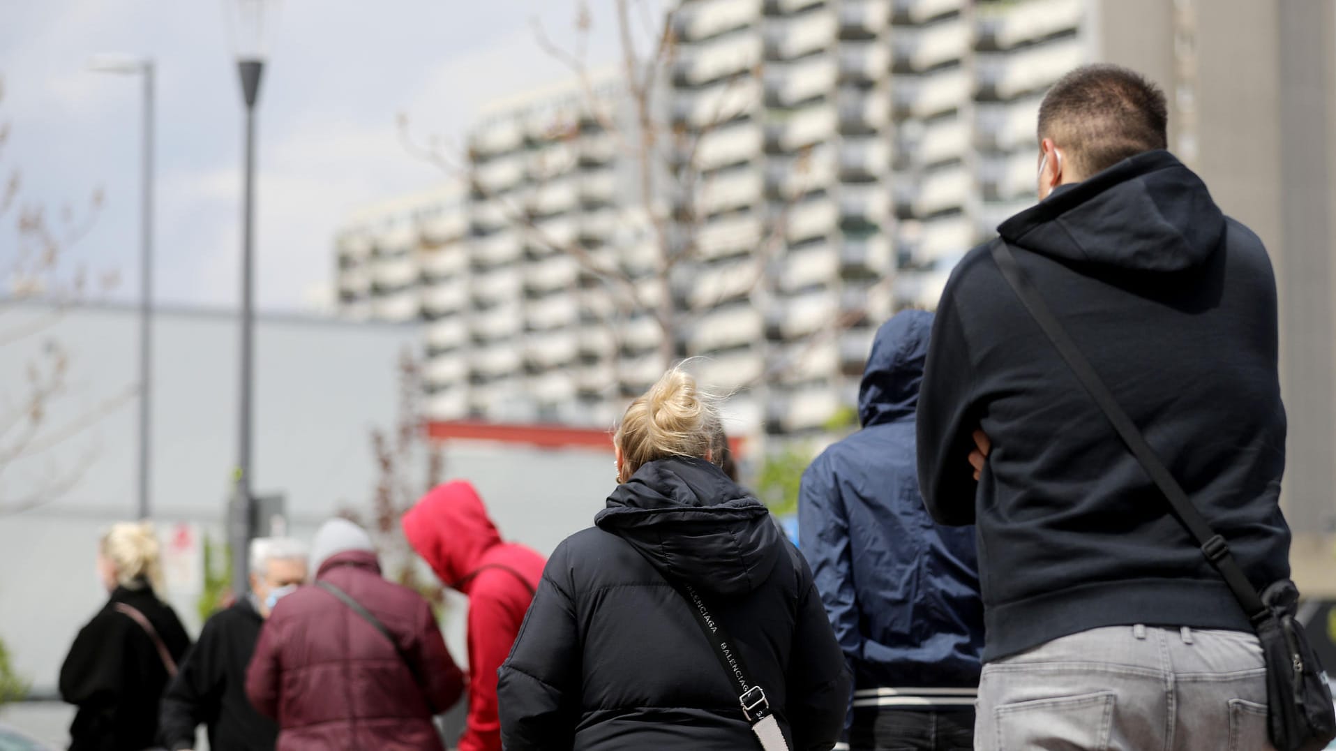 Menschen stehen für eine Impfung an: Köln hat in Chorweiler mit Impfungen in sozialen Brennpunkten begonnen.