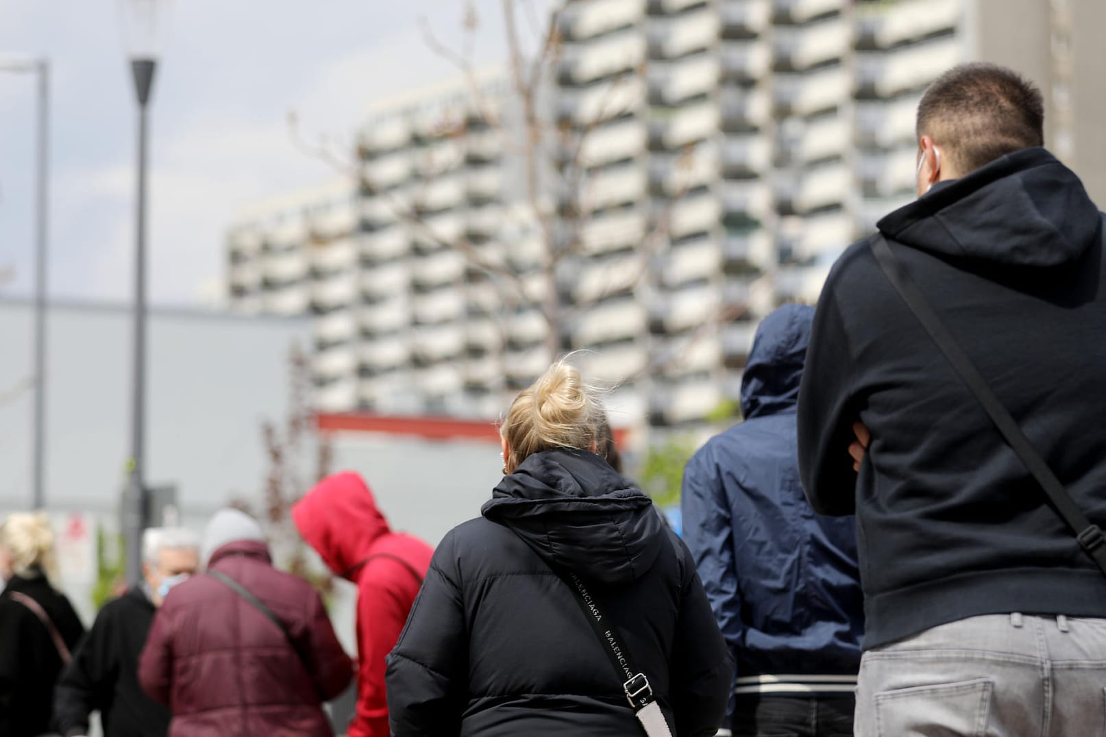 Menschen stehen für eine Impfung an: Köln hat in Chorweiler mit Impfungen in sozialen Brennpunkten begonnen.