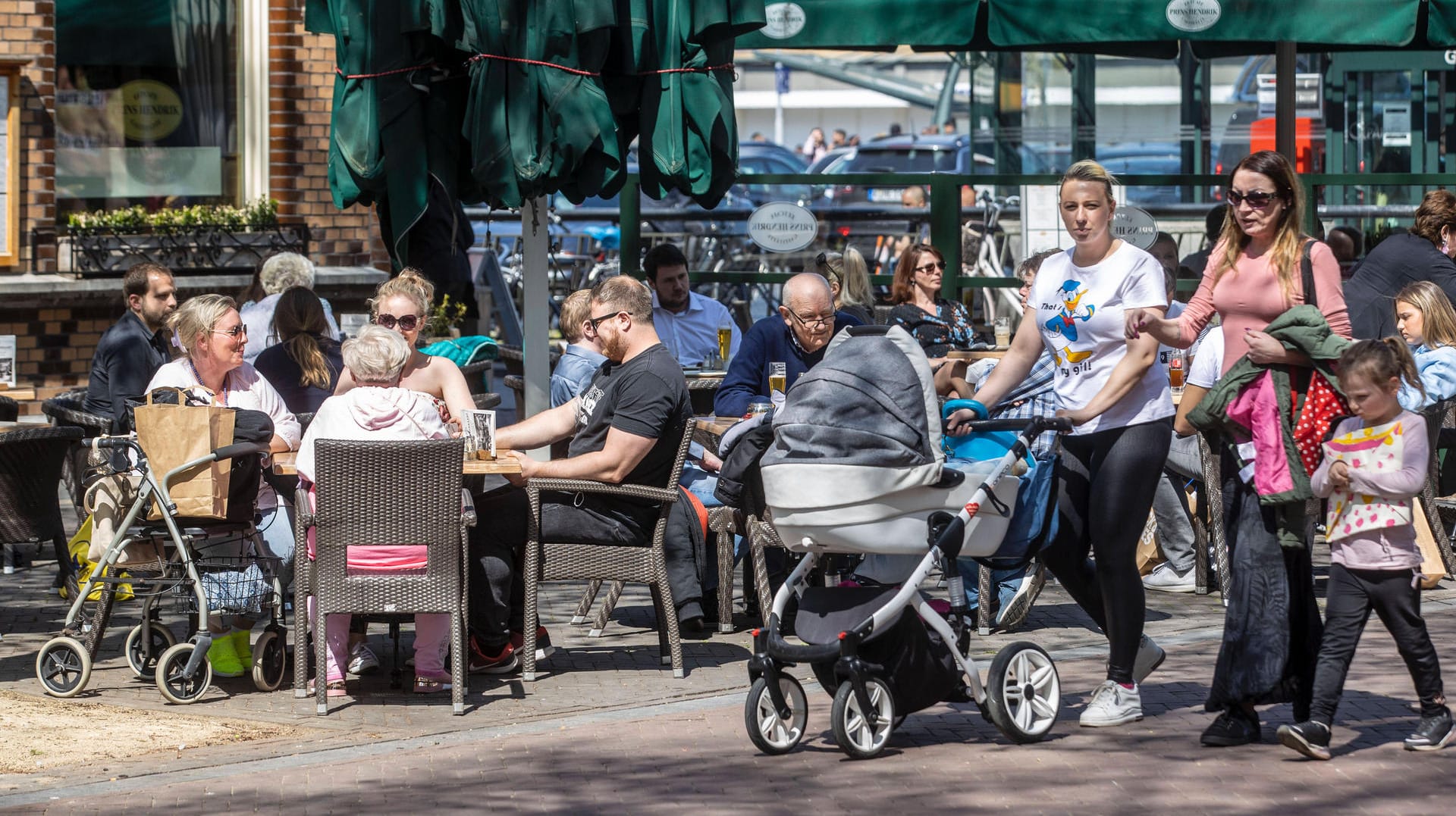Szene um Straßencafé: Geimpfte sollen mehr Freiheiten zurückerlangen. Dem stimmte das Bundeskabinett jetzt zu. Szene um Straßencafé: Geimpfte sollen mehr Freiheiten zurückerlangen. Dem stimmte das Bundeskabinett jetzt zu.