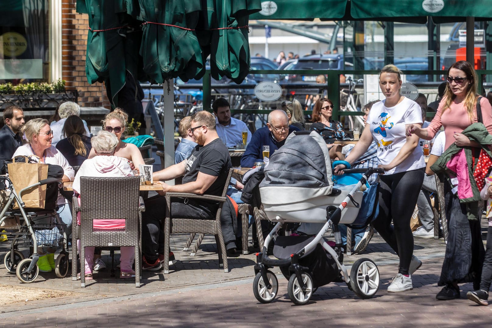 Szene um Straßencafé: Geimpfte sollen mehr Freiheiten zurückerlangen. Dem stimmte das Bundeskabinett jetzt zu.