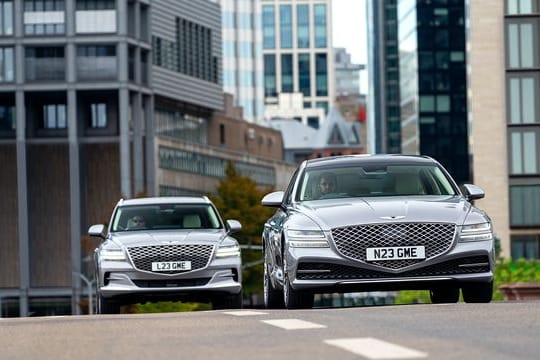 Genesis: Beide Modelle starten zunächst nur mit konventionellen Motoren.