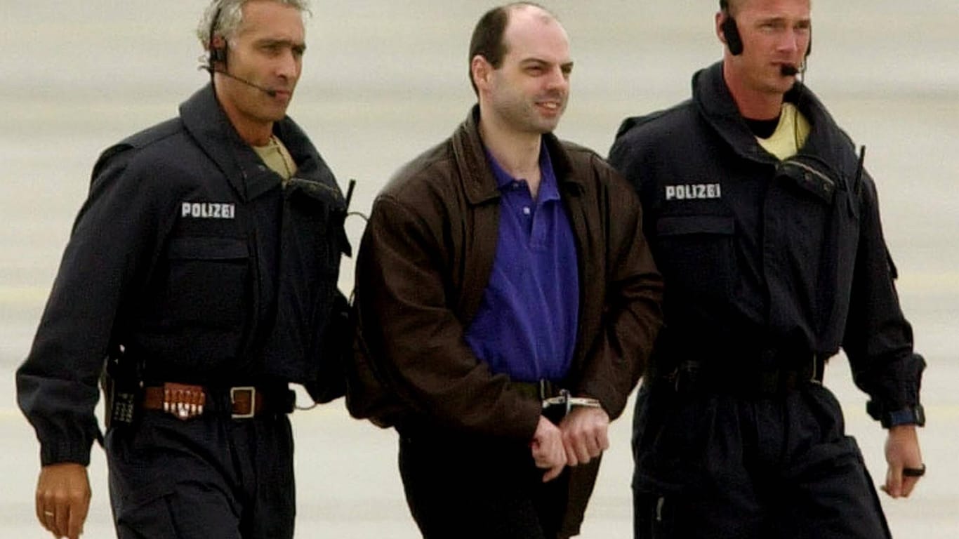 Thomas Drach bei seiner Festnahme im Jahr 2000 (Archivfoto): Er werde der Kölner Justiz überstellt, urteilte ein Amsterdamer Gericht am Dienstag.