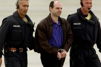 Thomas Drach bei seiner Festnahme im Jahr 2000 (Archivfoto): Er werde der Kölner Justiz überstellt, urteilte ein Amsterdamer Gericht am Dienstag.
