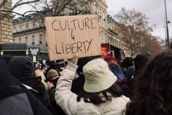 Proteste in Paris im Januar 2021: Viele Menschen gingen auf die Straße, um gegen die Corona-Einschränkungen im Kulturbereich zu demonstrieren.