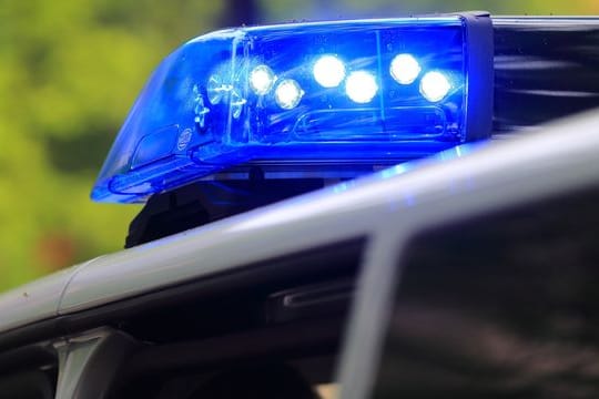 Ein Fahrzeug der Polizei (Symbolbild): Bei einer Anti-Corona-Demo wurden Polizisten angegriffen.