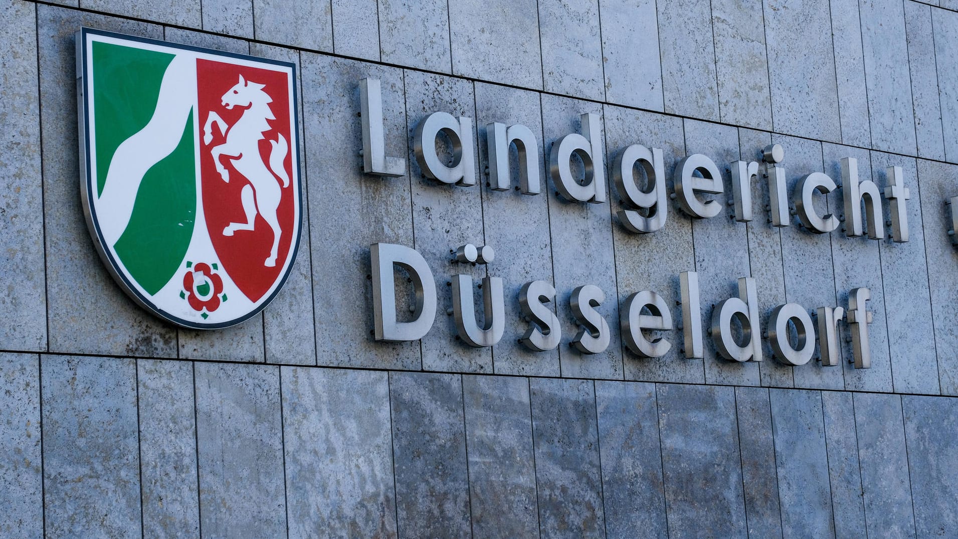 Das Landgericht Düsseldorf (Symbolbild): Der Schläger trat wegen Zigaretten zwei Frauen zu Boden. Das Landgericht Düsseldorf (Symbolbild): Der Schläger trat wegen Zigaretten zwei Frauen zu Boden.
