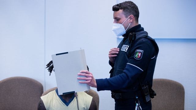 Der Angeklagte wird in Handschellen in einen Gerichtssaal im Landgericht Köln geführt. Der Angeklagte wird in Handschellen in einen Gerichtssaal im Landgericht Köln geführt.