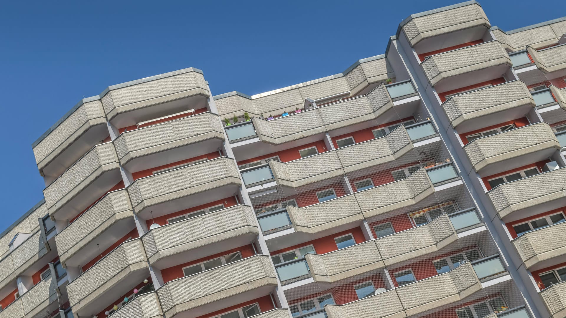 Ein Plattenbau in Berlin (Symbolbild): Berliner, die in sozialen Brennpunkten leben, sollen besser vor dem Coronavirus geschützt werden. Ein Plattenbau in Berlin (Symbolbild): Berliner, die in sozialen Brennpunkten leben, sollen besser vor dem Coronavirus geschützt werden.