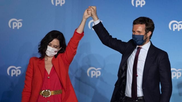 Isabel Diaz Ayuso (l) und Pablo Casado von der konservativen Volkspartei feiern ihren Wahlsieg. Isabel Diaz Ayuso (l) und Pablo Casado von der konservativen Volkspartei feiern ihren Wahlsieg.