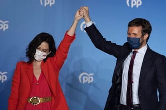 Isabel Diaz Ayuso (l) und Pablo Casado von der konservativen Volkspartei feiern ihren Wahlsieg.