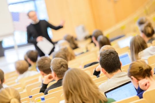 In welchen Hörsaal der Weg führt, entscheidet am Ende auch der Schulabschluss.