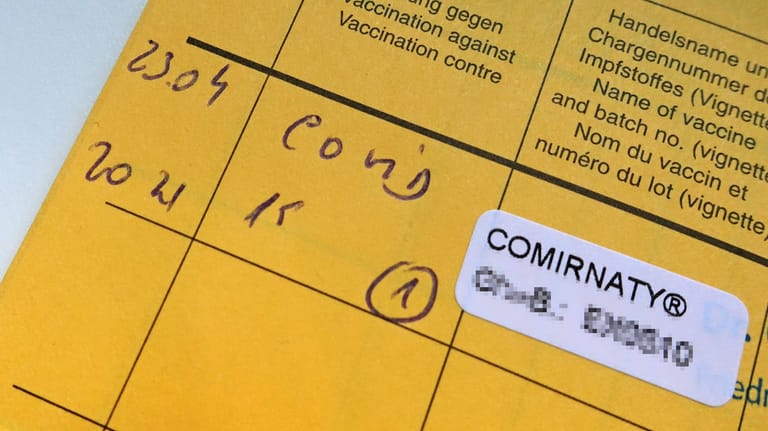 Eintrag im Impfausweis für die Corona-Schutzimpfung: Bis der digitale Impfausweis kommt, soll das gelbe Heft als Nachweis gelten. Nicht genug, sagen Kritiker.