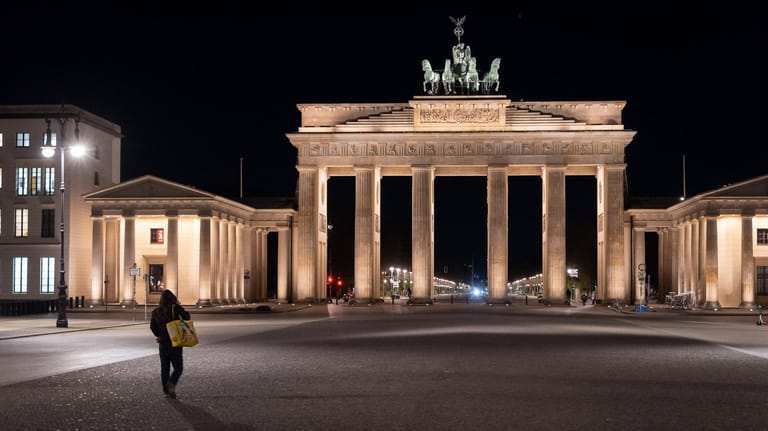 Fast menschenleerer Pariser Platz in Berlin: Auch Ausgangsbeschränkungen sollen für Geimpfte wegfallen. Wie das umgesetzt werden soll, bleibt fraglich.