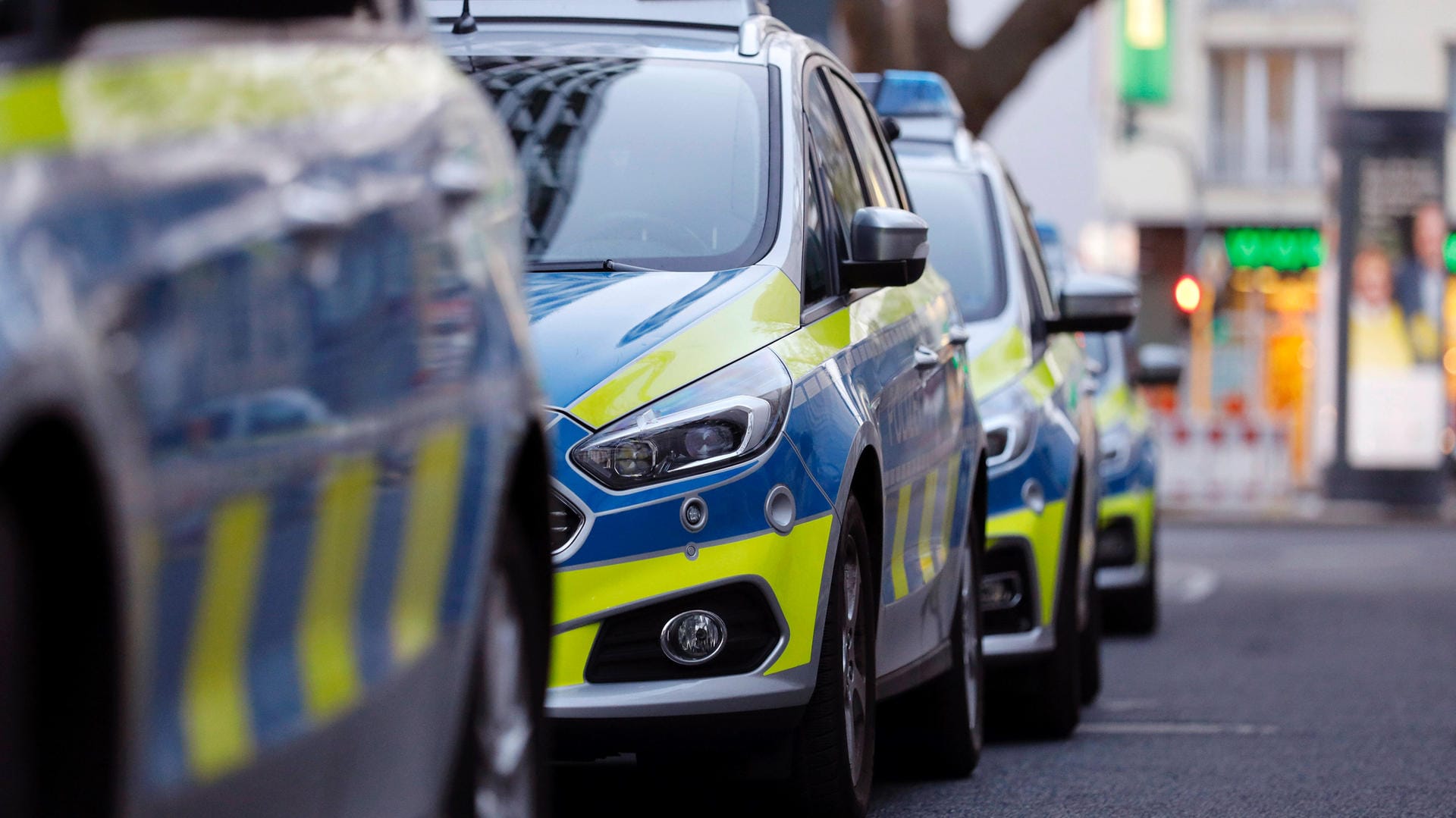 Autos der Polizei Köln stehen hintereinander (Symbolbild): Die Polizei ist zu einem Einsatz an einem Schulkomplex ausgerückt.