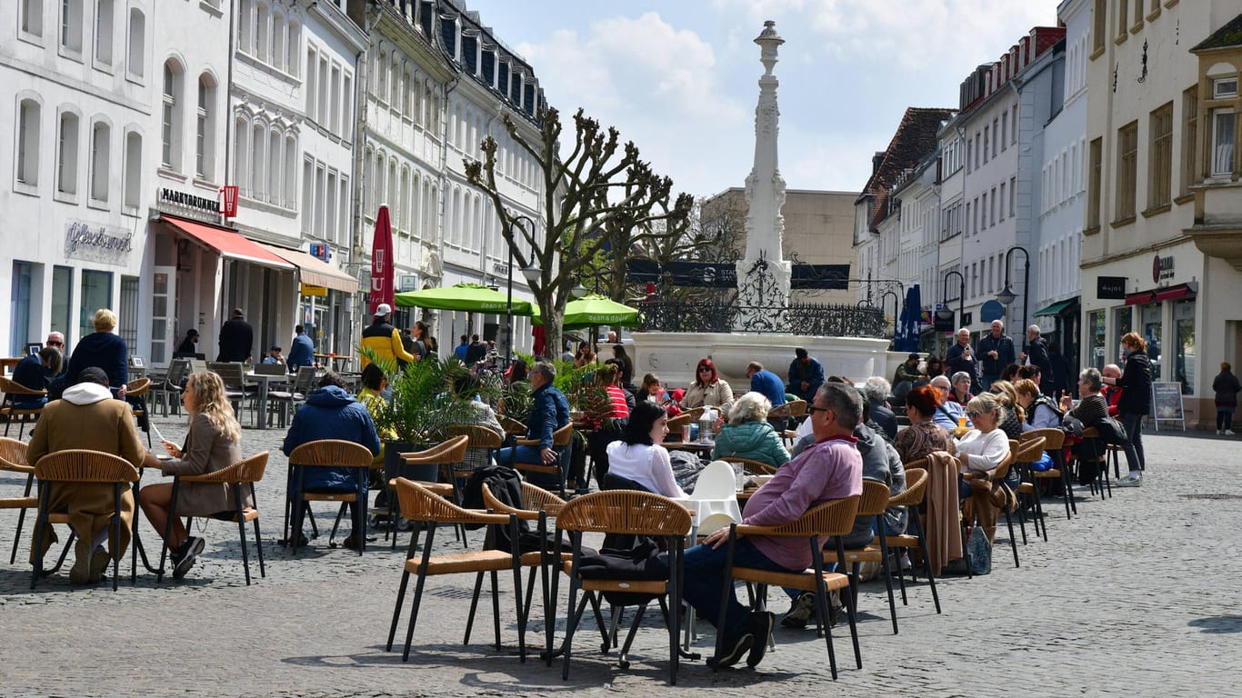 Im April durften negativ Getestete im Saarland in Biergärten sitzen: Nun soll das auch in anderen Bundesländern möglich sein.