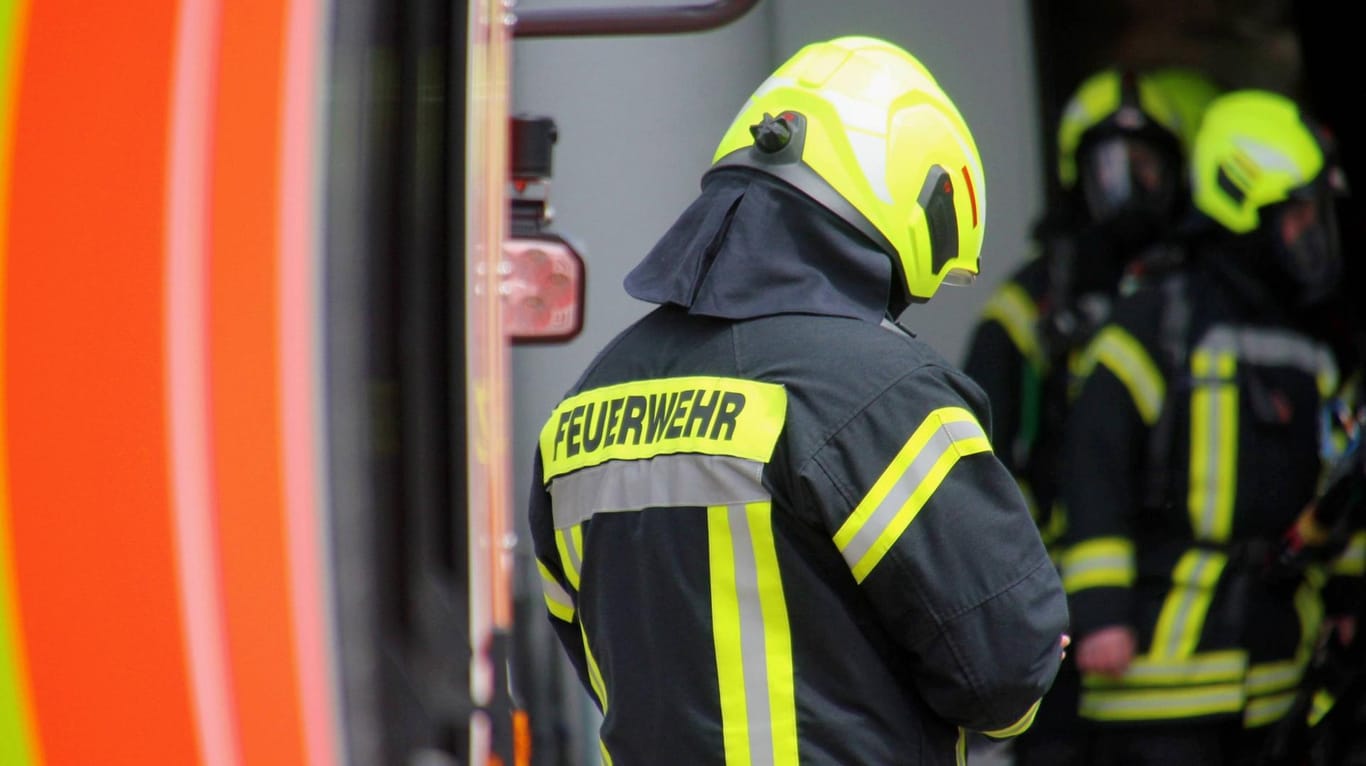 Feuerwehreinsatz in einem Würzburger Industriegebiet (Archivbild): Rund 50 Helfer in Schutzausrüstung waren beteiligt.
