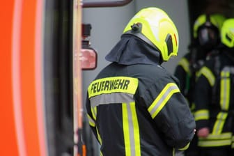 Feuerwehreinsatz in einem Würzburger Industriegebiet (Archivbild): Rund 50 Helfer in Schutzausrüstung waren beteiligt.