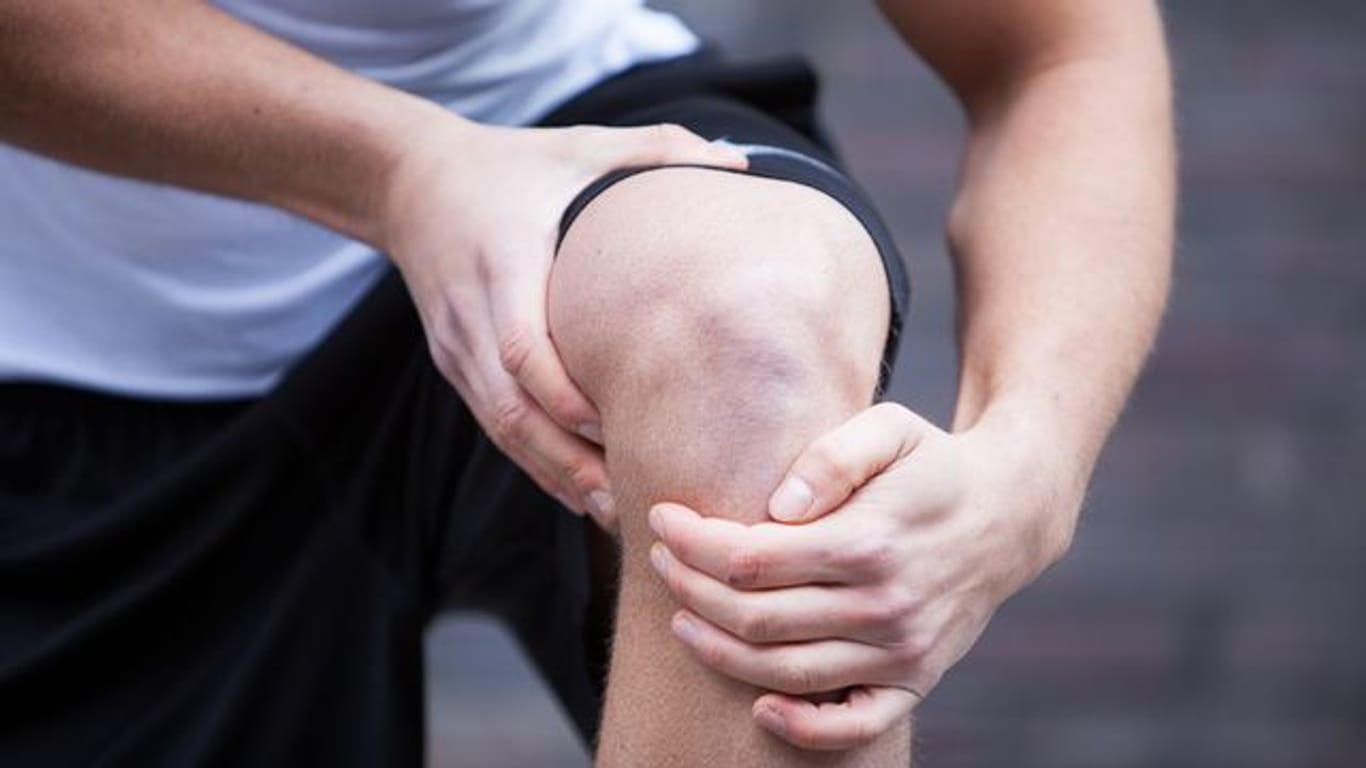 Es kann schnell gehen: Ein falscher Tritt beim Joggen und plötzlich schmerzt das Knie.