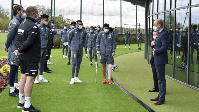 Prinz William (r) bei der Eröffnung des neuen Trainingszentrums von Aston Villa. Prinz William (r) bei der Eröffnung des neuen Trainingszentrums von Aston Villa.
