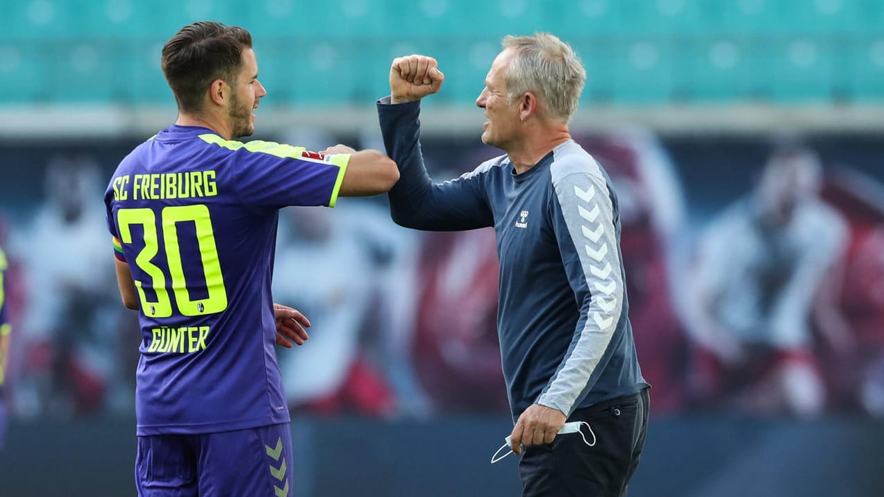 Ellbogencheck: Freiburgs Trainer Christian Streich (r.) und sein Spieler Christian Günter.