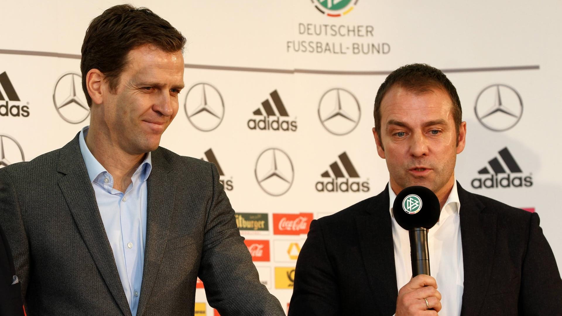 Oliver Bierhoff und Hansi Flick, der damals als DFB-Sportdirektor fungierte, bei einer Veranstaltung im Dezember 2014. Arbeiten beide bald wieder zusammen? Oliver Bierhoff und Hansi Flick, der damals als DFB-Sportdirektor fungierte, bei einer Veranstaltung im Dezember 2014. Arbeiten beide bald wieder zusammen?