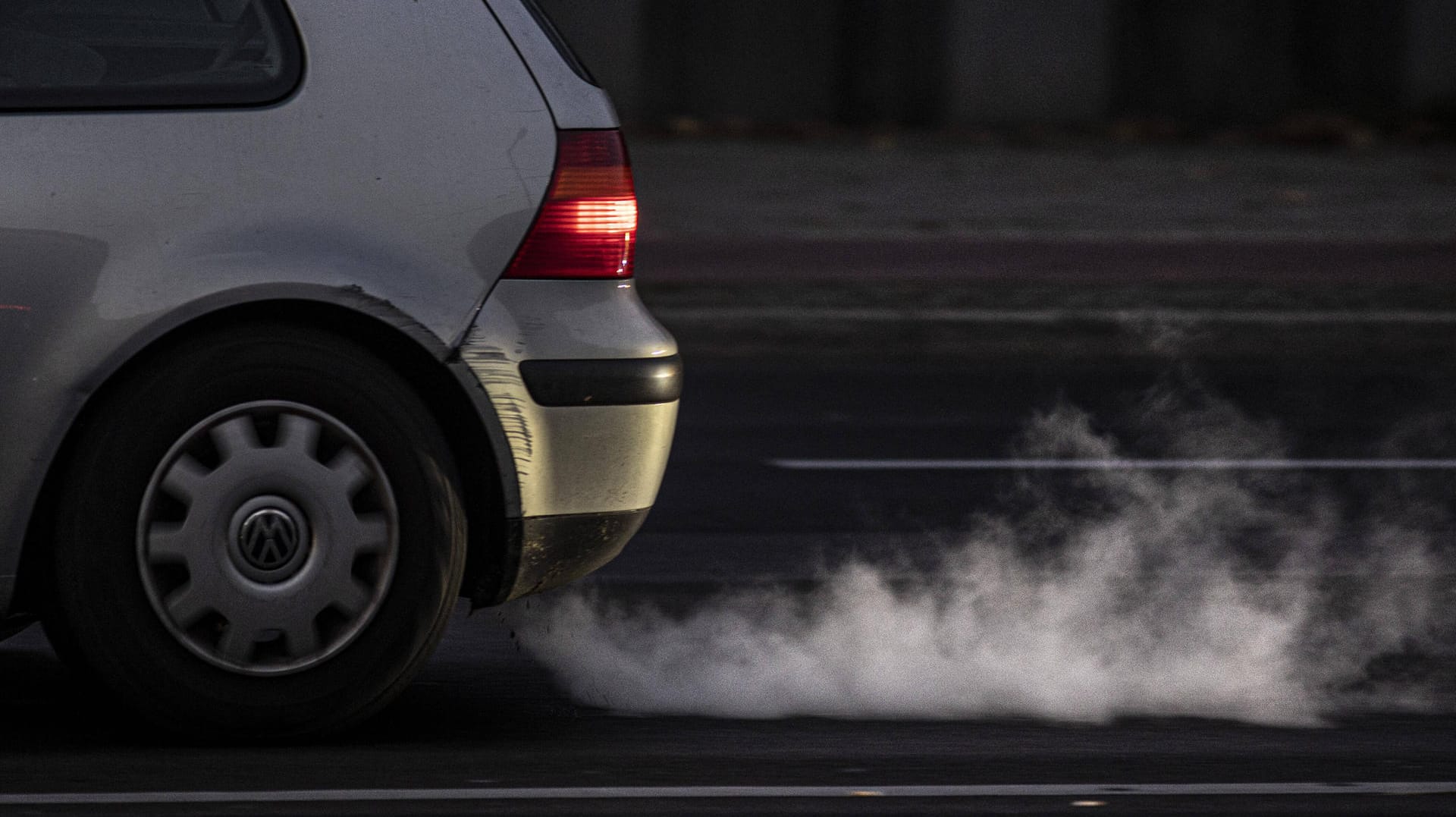 Die CO2-Preise sollen teurer werden (Symbolbild): Außerdem sollen ab 2035 keine Autos mit Verbrennungsmotoren mehr verkauft werden. Die CO2-Preise sollen teurer werden (Symbolbild): Außerdem sollen ab 2035 keine Autos mit Verbrennungsmotoren mehr verkauft werden.