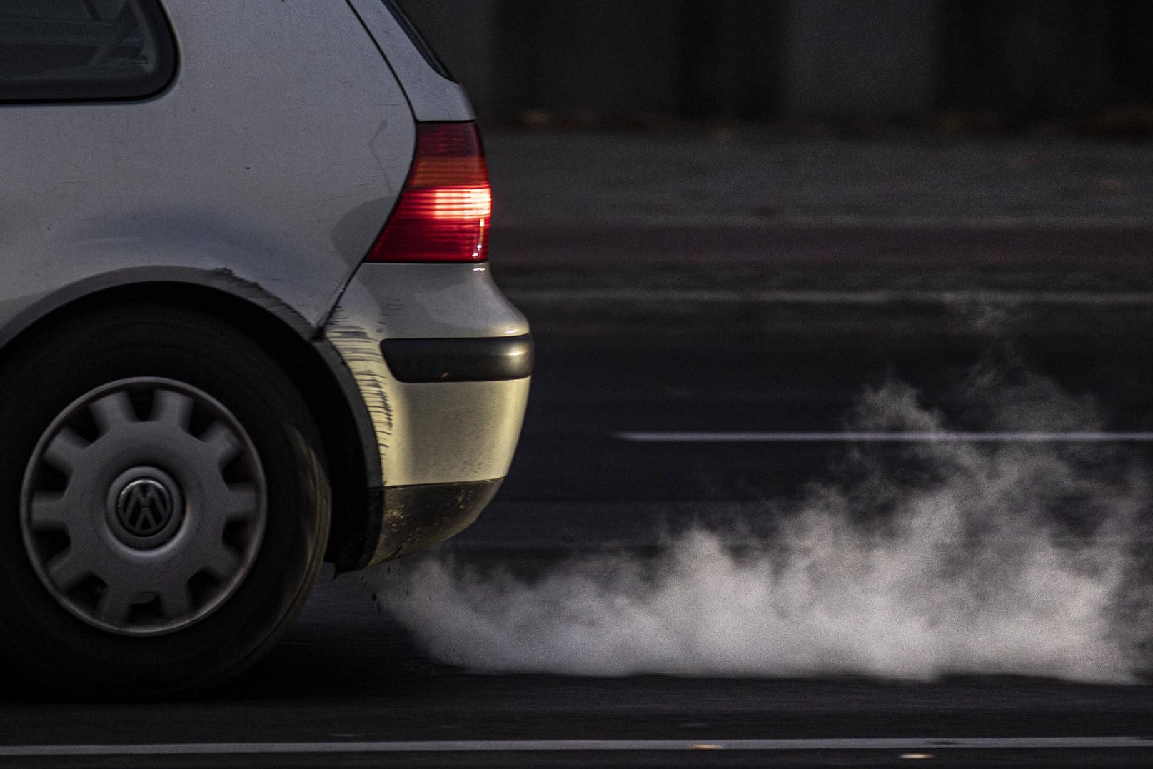 Die CO2-Preise sollen teurer werden (Symbolbild): Außerdem sollen ab 2035 keine Autos mit Verbrennungsmotoren mehr verkauft werden.