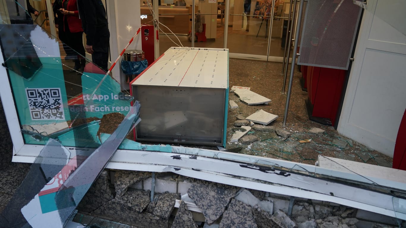 Glasscherben und Steine einer zerstörten Schaufensterfassung liegen nach einem Unfall in einer Haspa-Filiale: In der durch zahlreiche "Schaufenster-Unfälle" bekannten Waitzstraße in Hamburg ist erneut ein Auto in die Scheibe eines Geschäftes gefahren.