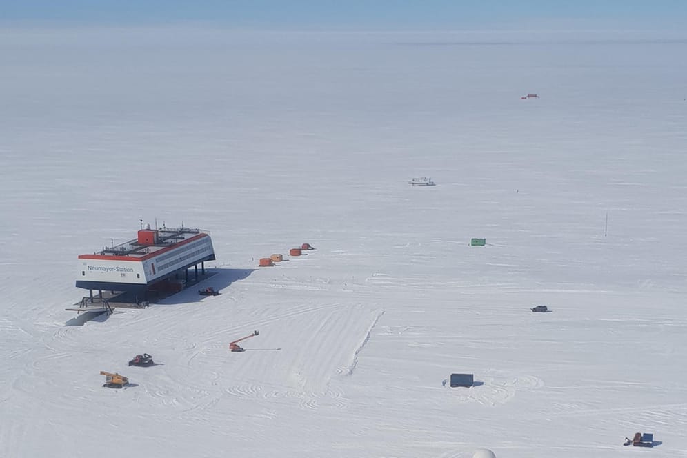Die Neumayer III Station in der Antarktis: Rechts davon steht das Gewächshaus.