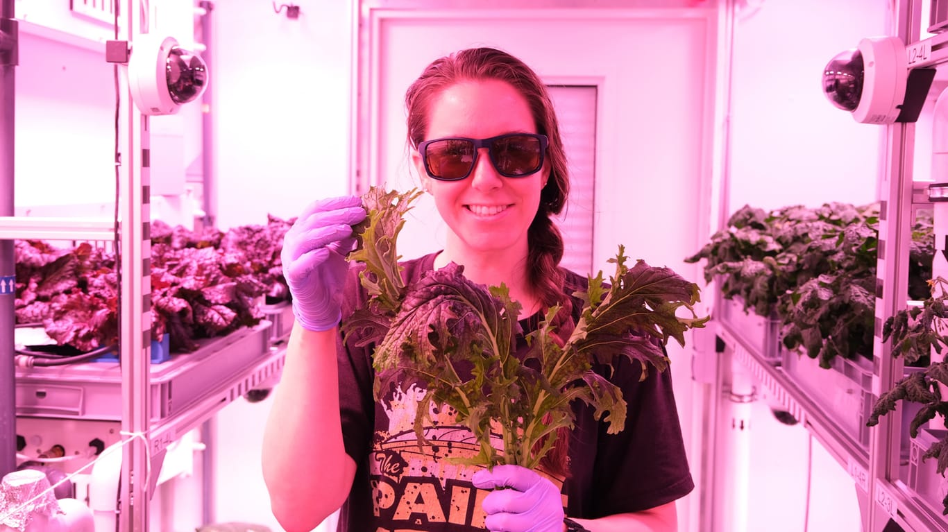 Die Forscherin Jess Buncheck hält ihre erste Ernte in der Hand: Das Gemüse wächst in einem eigentlich lebensfeindlichem Raum.