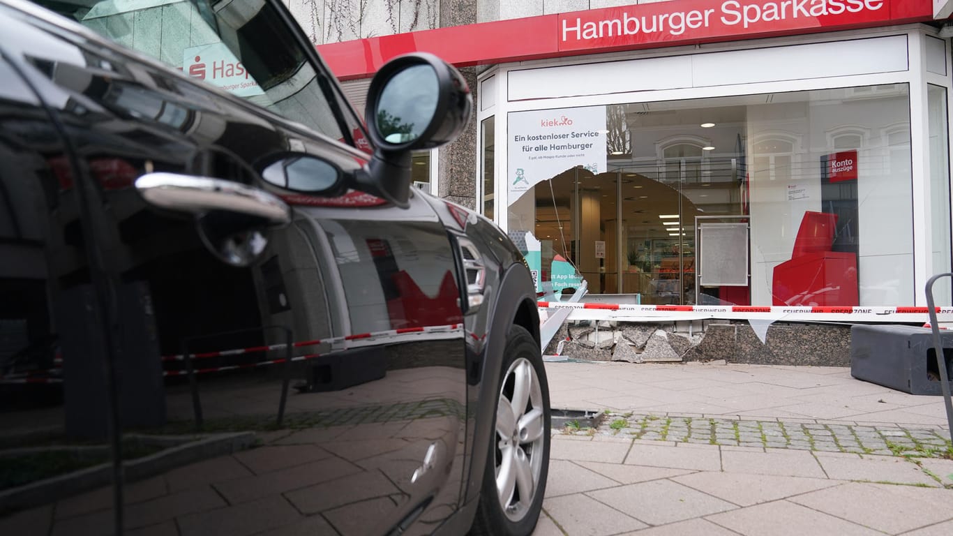 Das Unfallfahrzeug steht vor der zerstörten Schaufensterscheibe einer Haspa-Filiale: Eine 73 Jahre alte Frau hatte die Kontrolle über ihren Wagen verloren und war mit dem Fahrzeug gegen das Gebäude mit der Hamburger Sparkasse Haspa geprallt.
