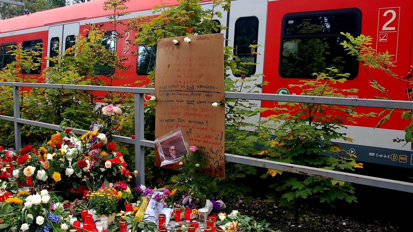 Trauer nach der Tat: Passanten legten Blumen am S-Bahnhof Solln nieder.