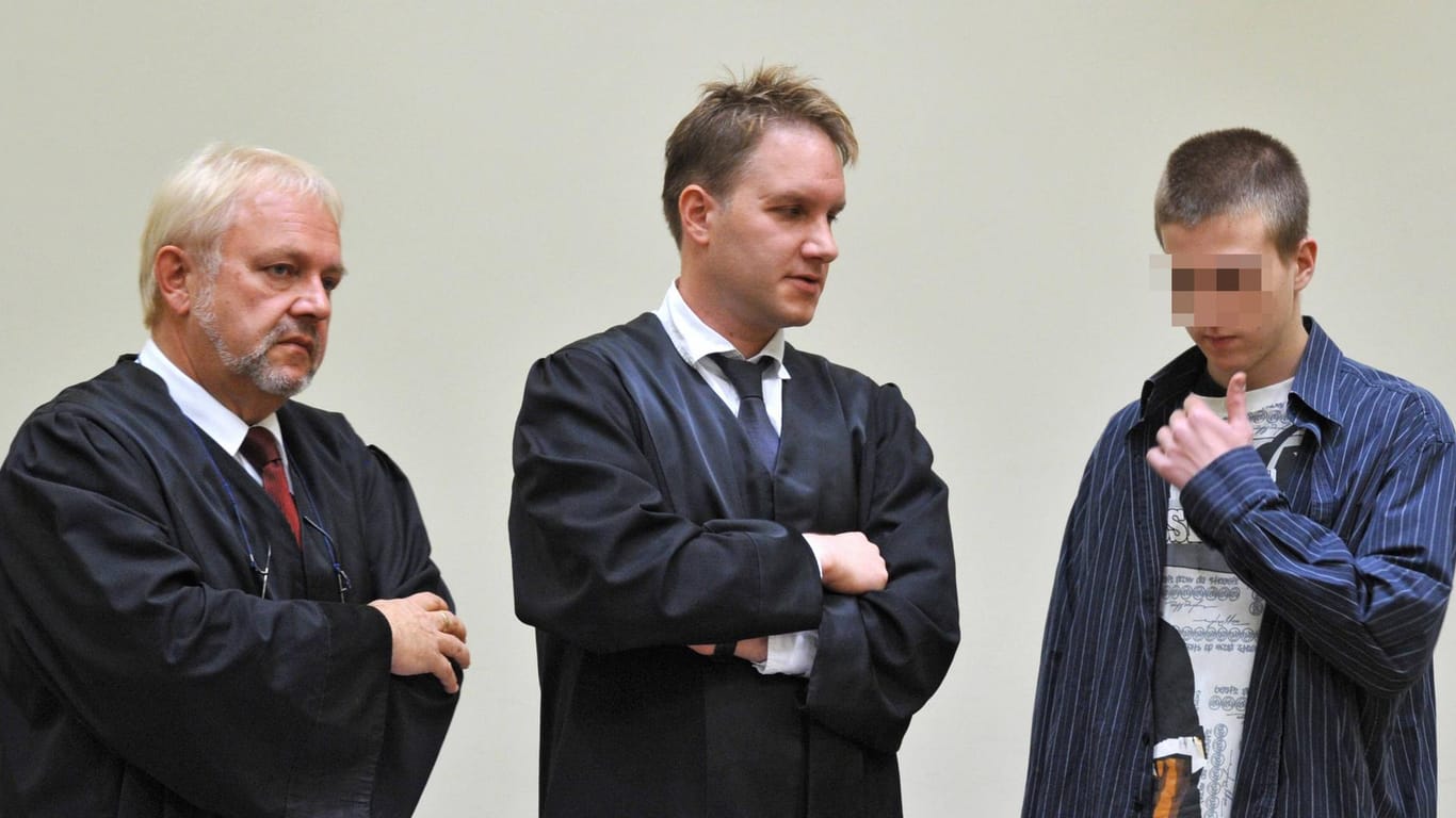 Der Haupttäter 2010 mit seinen Anwälten vor Gericht: Markus S. wurde zu neun Jahren und zehn Monaten Jugendstrafe verurteilt.