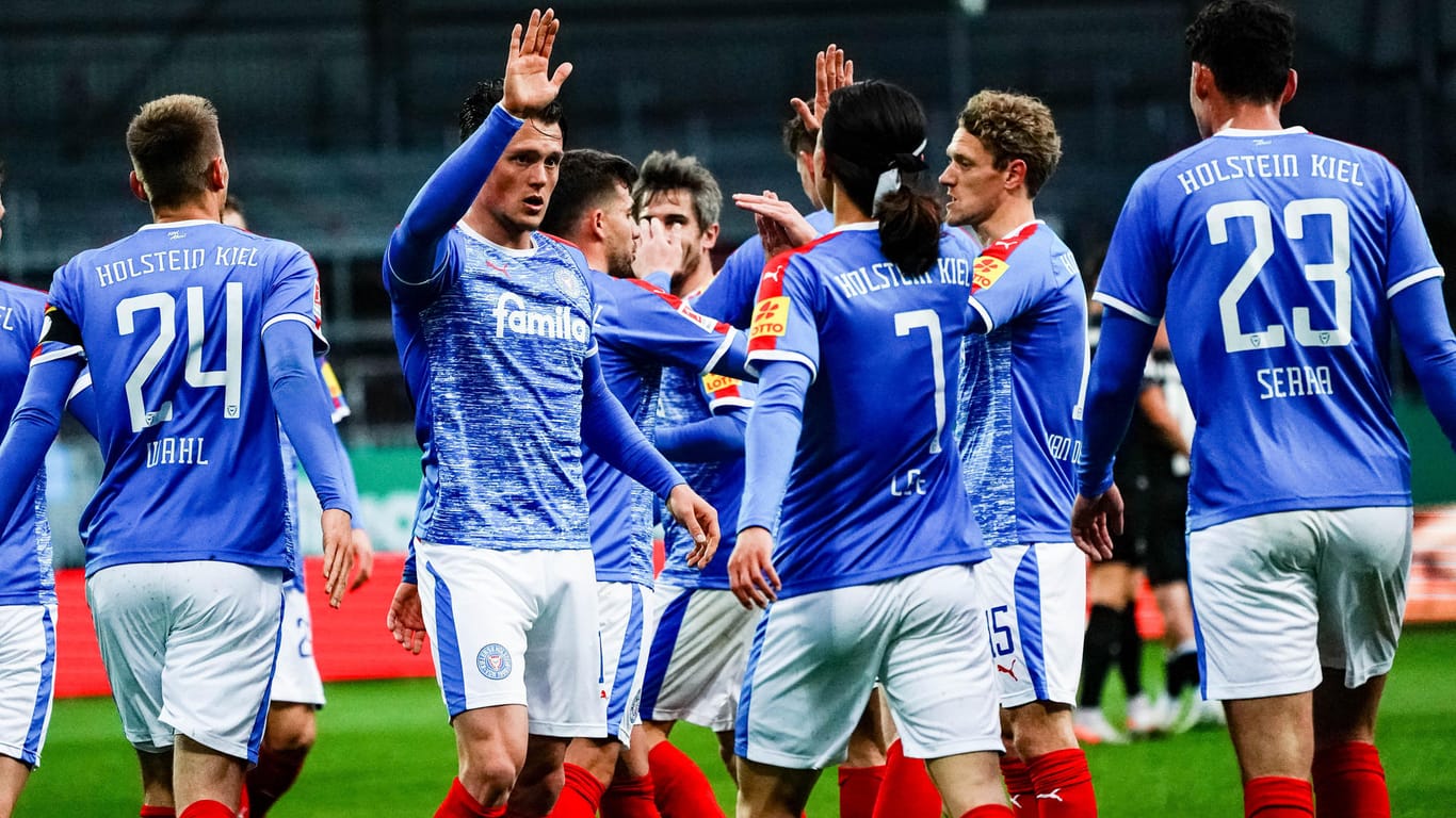 Spieler von Holstein Kiel jubeln: Die "Störche" gewannen gegen den SV Sandhausen.