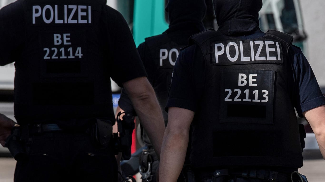 Polizisten in Berlin (Symbolbild): Der mutmaßliche Verfasser von den "NSU 2.0"-Drohschreiben sitzt in U-Haft.