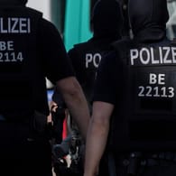 Polizisten in Berlin (Symbolbild): Der mutmaßliche Verfasser von den "NSU 2.0"-Drohschreiben sitzt in U-Haft.